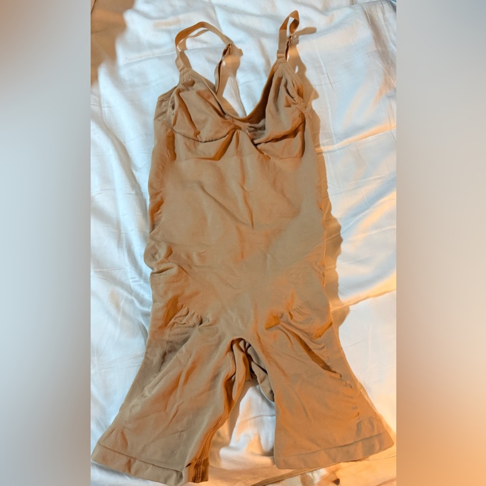 SKIMS NWOT Seamless Sculpting Mid Thigh Bodysuit